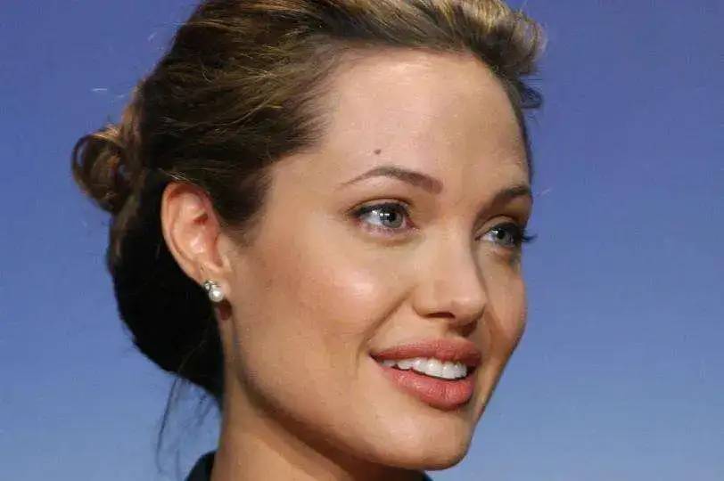 Angelina-Jolie