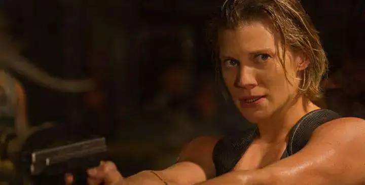 Riddick-Movie-Official-Photo-Katee-Sackhoff-Gun